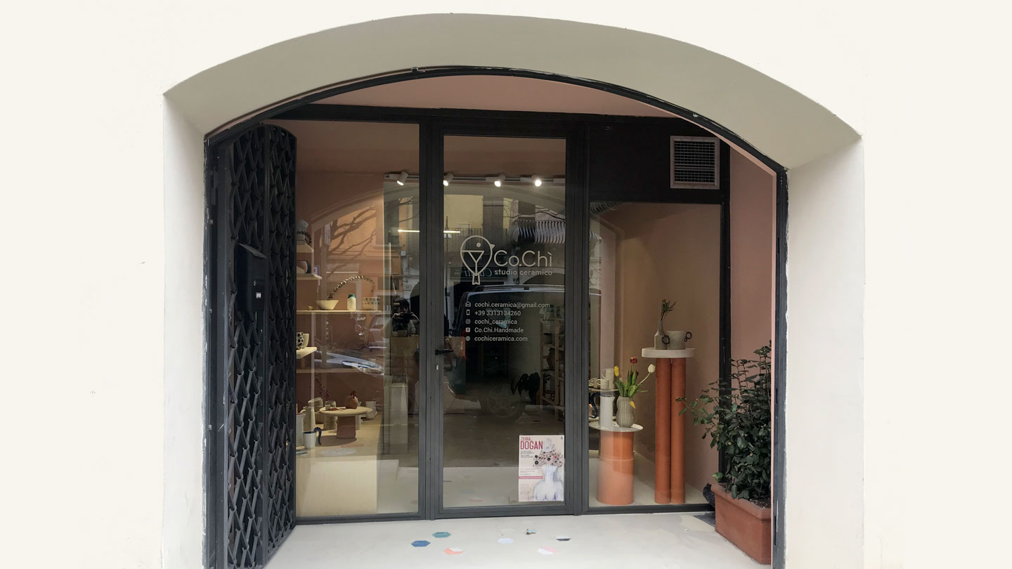 La vetrina del laboratorio di Co.Chì studio ceramico